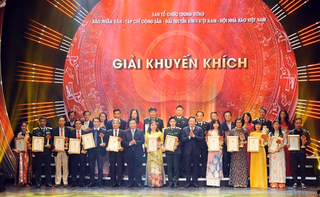 Đồng chí Phan Đình Trạc và đồng chí Nguyễn Xuân Thắng trao giải Khuyến khích cho các tác giả đoạt giải.