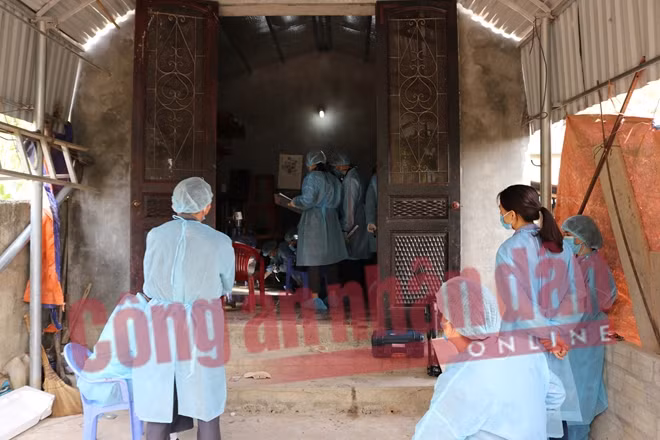 Cơ quan CSĐT tiến hành khám nghiệm nhà đối tượng Bùi Văn Công.