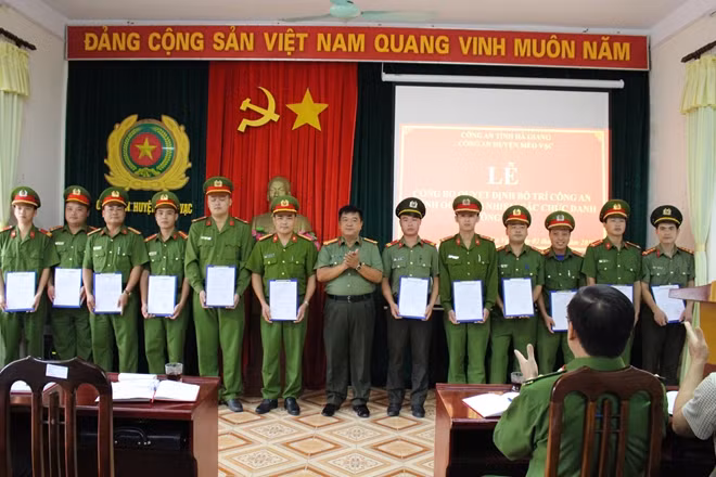 Đại tá Hầu Văn Lý, Giám đốc Công an tỉnh Hà Giang trao quyết định cho các cán bộ, chiến sĩ được điều động, bổ nhiệm.