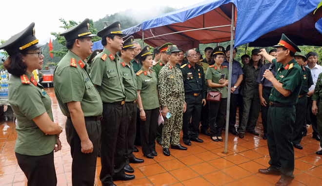 Các đại biểu cùng ôn lại quá trình chiến đấu, anh dũng hy sinh bảo vệ Tổ quốc của các Anh hùng, Liệt sỹ.