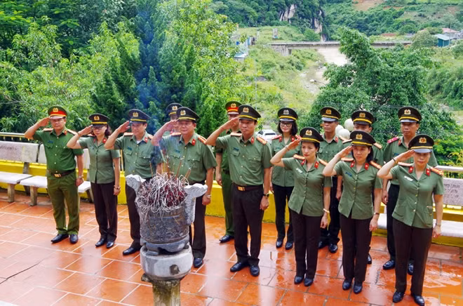 Đoàn đại biểu dâng hương tại Nhà Bia ghi danh các Anh hùng Liệt sỹ Vị Xuyên và Đài tưởng niệm các Anh hùng Liệt sỹ 468.