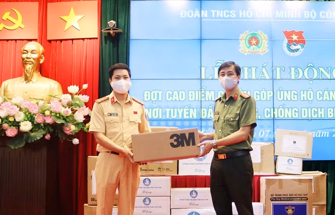 Tuổi trẻ các đơn vị Bộ Công an hưởng ứng lời kêu gọi, tham gia quyên góp, ủng hộ CBCS và nhân dân nơi tuyến đầu phòng, chống dịch bệnh COVID-19.