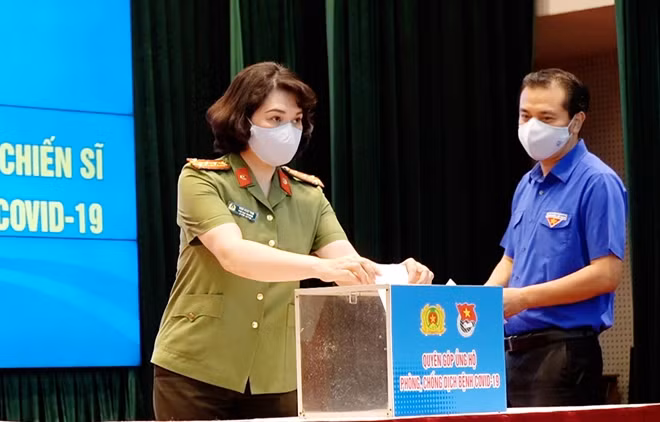 Đại tá Ngô Hoài Thu, Phó Cục trưởng Cục Công tác đảng và công tác chính trị quyên góp ủng hộ CBCS và nhân dân nơi tuyến đầu phòng, chống dịch bệnh COVID-19.