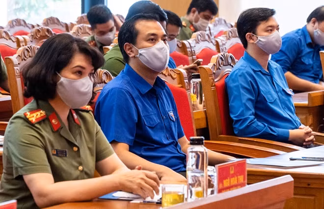 Các đại biểu tham dự buổi lễ.