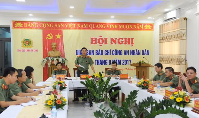 Trung tướng Lê Văn Đệ, Phó Tổng cục trưởng Tổng cục Chính trị CAND phát biểu tại Hội nghị