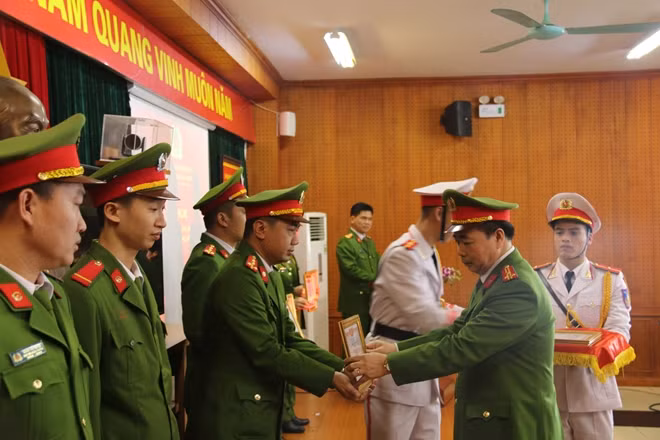 Thượng tá Nguyễn Ngọc Mẽ, Trung đoàn Trưởng Trung đoàn CSCĐ trao danh hiệu Chiến sỹ Thi đua cơ sở tặng các cá nhân có thành tích xuất sắc.