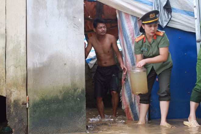 Công an huyện tăng cường hàng chục lượt cán bộ, chiến sĩ có mặt tại các khu vực nước đã rút để cùng nhân dân dọn dẹp nhà cửa.