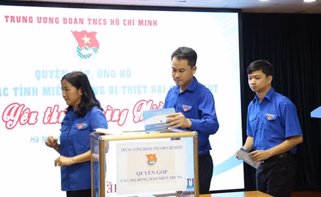 Cán bộ Đoàn và các đơn vị đồng hành quyên góp ủng hộ đồng bào miền Trung.