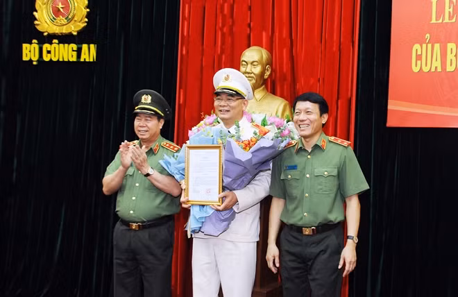 Thứ trưởng Bùi Văn Nam và Thứ trưởng Lương Tam Quang chúc mừng Thiếu tướng Tô Ân Xô đến nhận công tác và giữ chức vụ Chánh Văn phòng Bộ Công an.