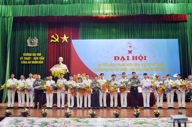 Ban Giám hiệu nhà trường tặng hoa Ban Chấp hành Đoàn Thanh niên Trường Đại học Hậu cần - Kỹ thuật CAND nhiệm kỳ mới.