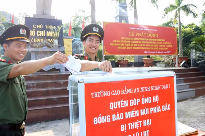 Cán bộ, chiến sĩ và học viên nhà trường quyên góp ủng hộ đồng bào miền núi phía Bắc bị thiệt hại nặng nề do lũ quét.