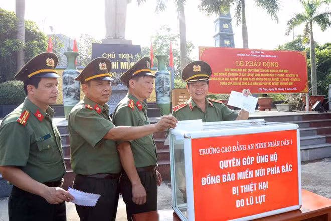 Tại Lễ phát động, các đồng chí lãnh đạo nhà trường đã quyên góp ủng hộ đồng bào miền núi phía Bắc bị thiệt hại nặng nề do lũ quét những ngày vừa qua.