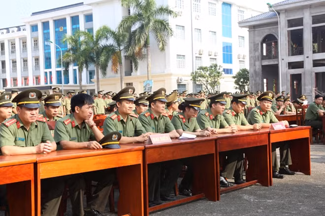 Các đại biểu tham dự Lễ phát động đợt thi đua đặc biệt và tổ chức quyên góp ủng hộ đồng bào miền núi phía Bắc bị thiệt hại nặng nề do lũ quét.