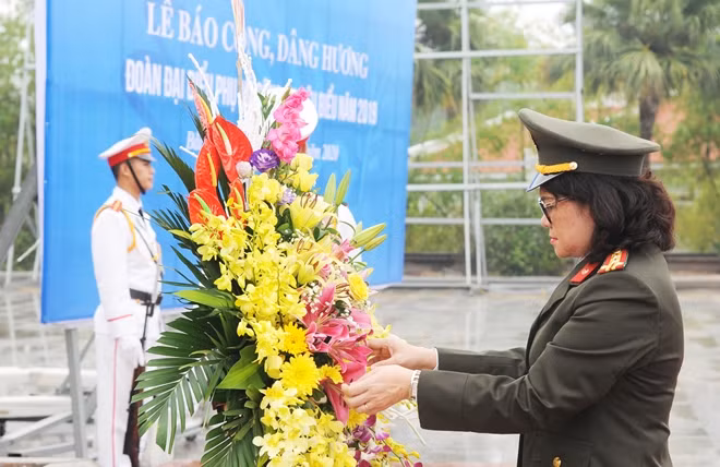 Đoàn đại biểu thành kính dâng hoa và bày tỏ lòng biết ơn, ghi nhớ công lao to lớn mà lãnh tụ Hồ Chí Minh, Người đã cống hiến cả đời mình cho sự nghiệp đấu tranh giải phóng dân tộc, thống nhất nước nhà.