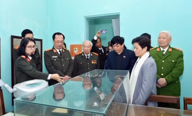 Thứ trưởng Nguyễn Văn Thành cùng các đại biểu tham quan gian triển lãm