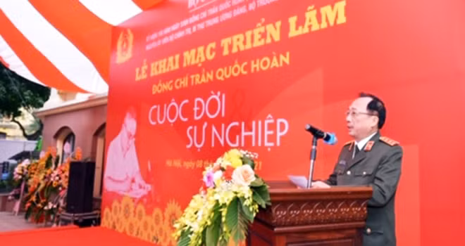 Thứ trưởng Nguyễn Văn Thành phát biểu khai mạc triển lãm.