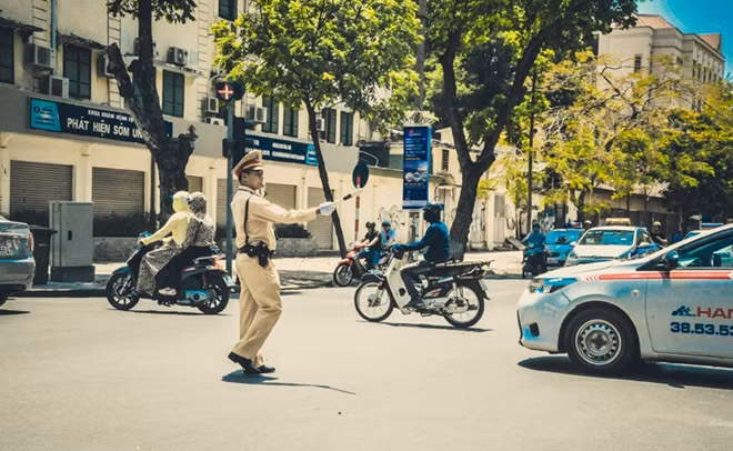 Tại khu vực ngã tư Quán Sứ - Hai Bà, Thượng úy Nguyễn Như Vinh liên tục di chuyển để điều tiết cho các phương tiện tránh ùn tắc.