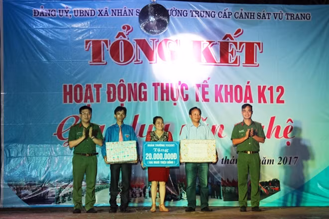 Ban Tổ chức trao những phần quà thiết thực hỗ trợ nhân dân nơi đây.