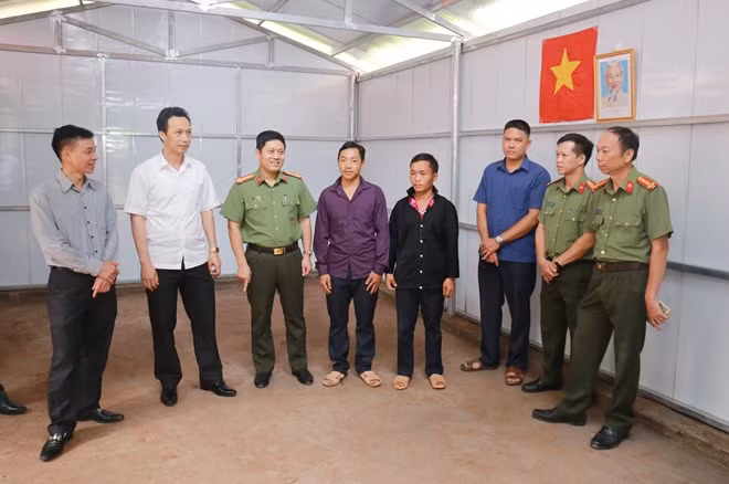 Đại tá Nguyễn Hồng Nguyên cùng Đoàn công tác của Bộ Công an thăm hỏi, động viên gia đình được trao tặng nhà.