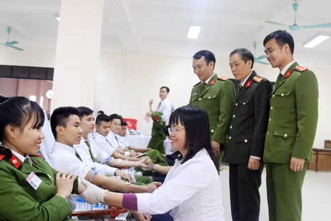 Lãnh đạo nhà trường thăm hỏi, động viên các học viên tham gia hiến máu.