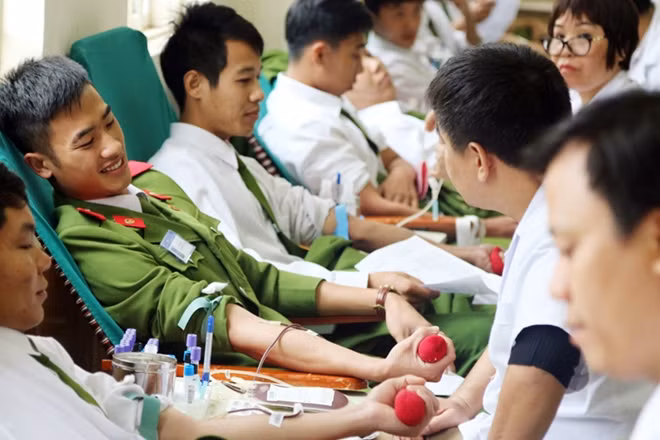 Các học viên trường Trung cấp CSVT hào hứng tham gia hiến máu tình nguyện.