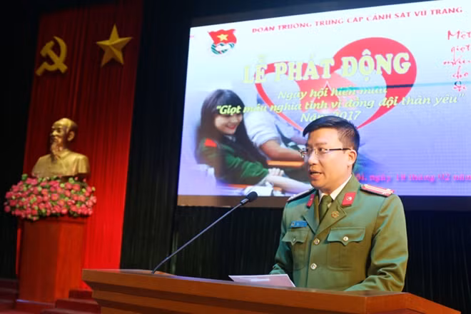 Trung tá Nguyễn Anh Tuấn , Phó Hiệu trưởng Trường Trung cấp CSVT phát động Ngày hội hiến máu năm 2017.