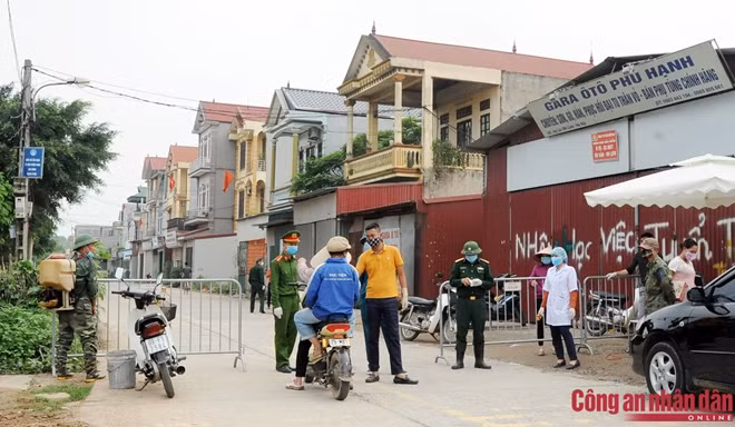 Thiếu tá Hoàng Văn Sứng, Đội CSGT trật tự, Công an huyện trực tại chốt kiểm soát đường chính của thôn Hạ Lôi, cổng chào dẫn vào đền Hai Bà Trưng, tiếp giáp Quốc lộ 23B, thuộc xã Mê Linh cho biết, CBCS Công an huyện không trực cố định tại 1 chốt mà thay đổi luân phiên, 6 tiếng/ca, 1 ngày có 4 ca.