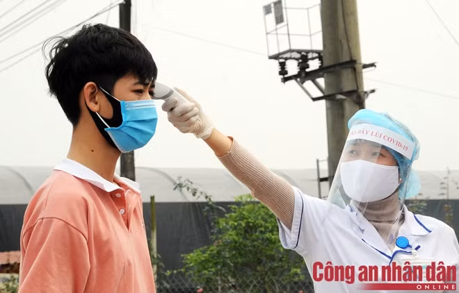 Các trường hợp ra vào chốt thực hiện nhiệm vụ đều bị kiểm tra y tế, đo thân nhiệt bắt buộc.