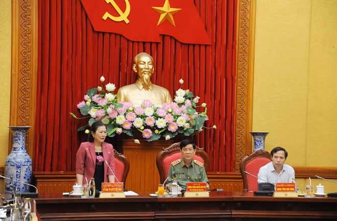 Các đại biểu đóng góp ý kiến tại buổi làm việc.