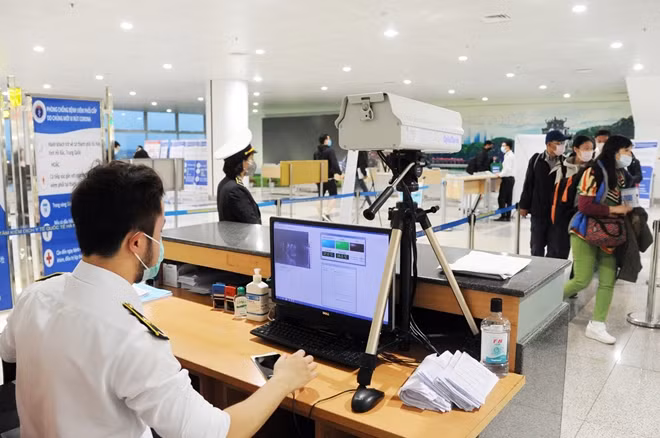 Với sự phối hợp của y tế tại sân bay, những người nhập cảnh đều khai báo y tế, đo thân nhiệt bằng máy giám sát hiện đại.