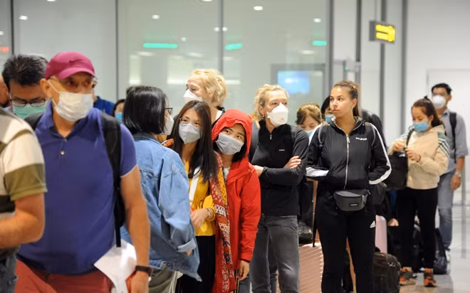 Hành khách có người ý thức được mức độ nghiêm trọng sự lây lan virus Corona mới song cũng có những người còn chủ quan, coi thường, chưa tự bảo vệ mình và những người xung quanh nên cần phải sát trùng cẩn thận.