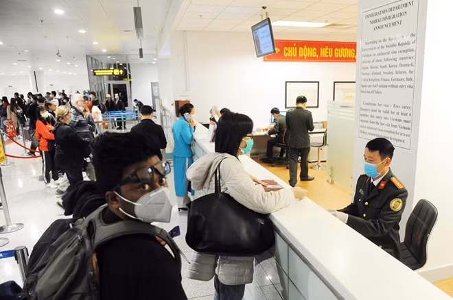 Cùng với việc phòng, chống dịch bệnh, công việc của các cán bộ còn vất vả hơn do còn phải làm tốt công tác quản, lý xuất nhập cảnh. Trong quá trình đó, các cán bộ tại đây phải đối mặt với hiểm nguy khi mỗi ngày nguy cơ lây nhiễm virus Corona càng cao khi có tới hàng ngàn lượt người xuất, nhập cảnh.