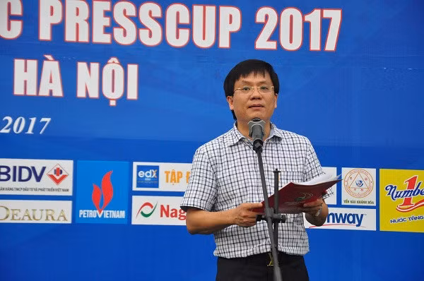 Nhà báo Hồ Minh Chiến - Tổng Biên tập Báo Gia đình Việt Nam, Trưởng Ban tổ chức giải công bố khai mạc bóng đá các cơ quan báo chí toàn quốc Press Cup 2017. Nhà báo Hồ Minh Chiến - Tổng Biên tập Báo Gia đình Việt Nam, Trưởng Ban tổ chức giải công bố khai mạc bóng đá các cơ quan báo chí toàn quốc Press Cup 2017.