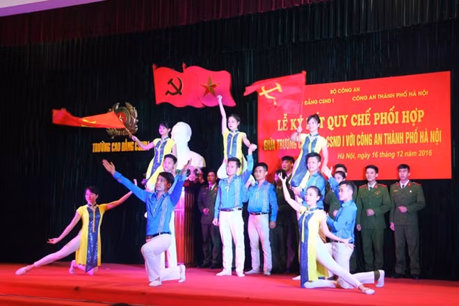 Không chỉ học giỏi, Linh còn là một trong những thủ lĩnh năng động trong các hoạt động văn – thể - mỹ của nhà trường.