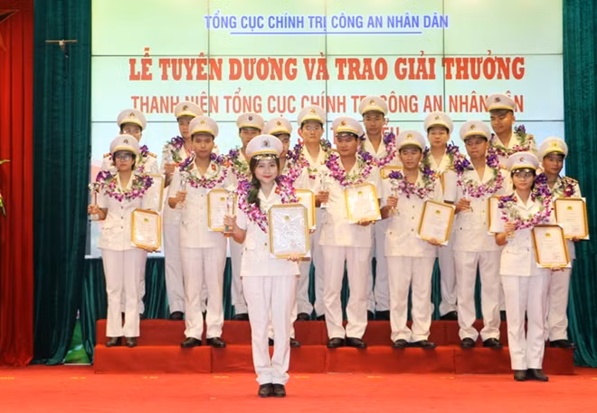 Trần Huyền Linh tại lễ vinh danh gương mặt thanh niên Tổng cục Chính trị CAND xuất sắc tiêu biểu năm 2016.
