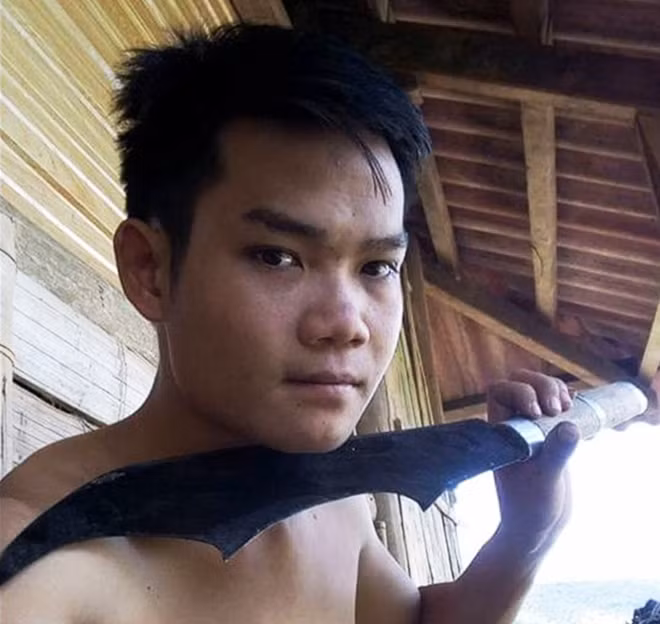 Lò Văn Biên đăng tải bức ảnh lên mạng xã hội chụp với dao.