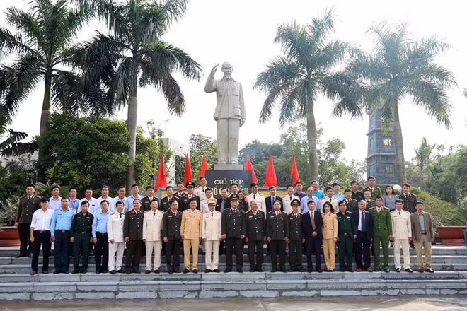 Đại tá Nguyễn Hải Trung, Phó Tổng cục trưởng Tổng cục Chính trị CAND và các đại biểu tham dự buổi lễ.