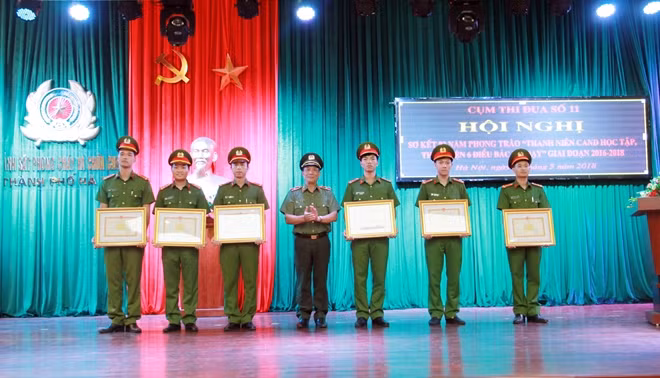 Ban Tổ chức trao Bằng khen tặng các cá nhân, tập thể có thành tích xuất sắc.