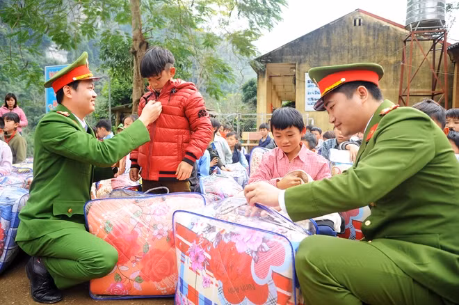 Tuổi trẻ CAND động viên, tặng quà các em học sinh nghèo vùng cao xã Xuân Lạc.