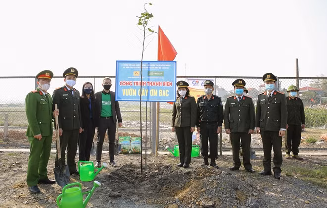 Các đại biểu trồng mới cây xanh, bàn giao, gắn biển công trình thanh niên “Vườn cây ơn Bác”.