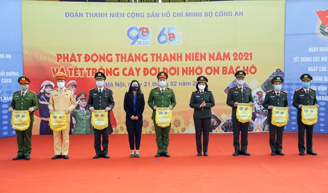Đại tá Ngô Hoài Thu và đồng chí Lê Hồng Nhung, Phó Trưởng Ban Quốc tế Trung ương Đoàn trao cờ lệnh Đoàn Thanh niên Bộ Công an cho đại diện các đơn vị Cụm trưởng các Cụm thi đua.