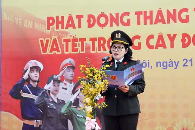 Đại tá Ngô Hoài Thu phát biểu tại buổi lễ.