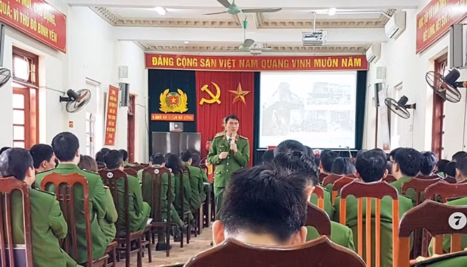Các giảng viên đang phổ biến, hướng dẫn một số nội dung, quy định cơ bản của pháp luật về Phòng cháy và chữa cháy hiện hành đối với các loại hình cơ sở khác nhau.