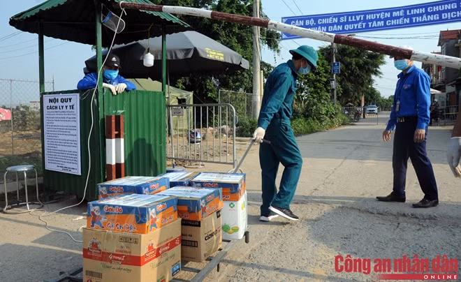 Dù các ban, ngành chức năng cung cấp đầy đủ các nhu yếu phẩm nhưng nhiều người thân vẫn lo lắng gửi nhiều đồ cho người thân sống tại khu vực cách ly.