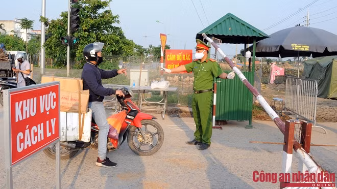 Tất cả đều phải gửi tại 2 bàn để đồ ngay cửa chốt và được các thành viên Tổ công tác vận chuyển cho người thân ở bên trong.