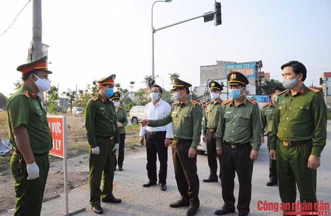 Trung tướng Đoàn Duy Khương, Giám đốc Công an TP Hà Nội kiểm tra các chốt trực cách ly tại cửa ngõ vào thôn Hạ Lôi.