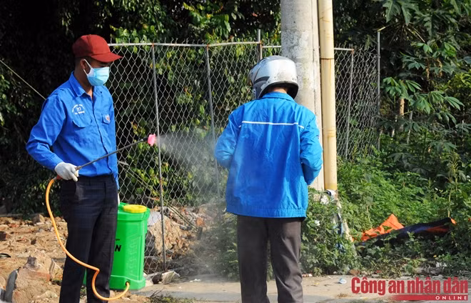 Sau khi làm xong nhiệm vụ, các phương tiện và người trở ra đều được phun khử khuẩn.