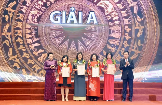 Chủ tịch Quốc hội Nguyễn Thị Kim Ngân và Trưởng ban Tuyên giáo Trung ương Võ Văn Thưởng trao giải A cho các tác giả.
