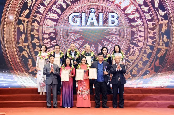 Phó Chủ tịch Quốc hội Uông Chu Lưu và Phó Thủ tướng Vũ Đức Đam trao giải B cho các tác giả.