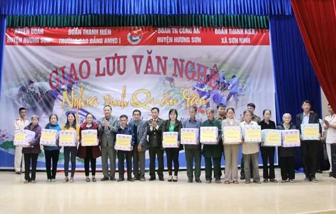 Trường Cao đẳng An ninh nhân dân I phối hợp với chính quyền địa phương tặng quà tới các gia đình chính sách, các hộ gia đình có hoàn cảnh khó khăn trên địa bàn xã Sơn Ninh.